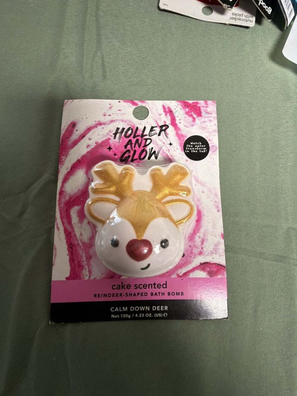 Holler and Glow Calm Down Deer Cake Scented Reindeer-Shaped Bath Bomb 4.23 oz
